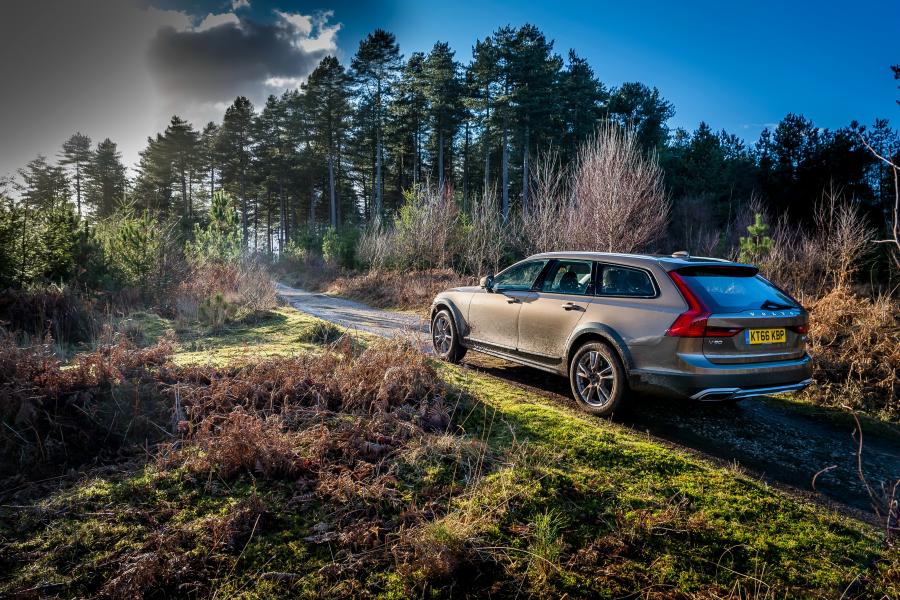  Volvo V90 D4 Cross Country 2017 года  (UK) (фото 39 из 40)